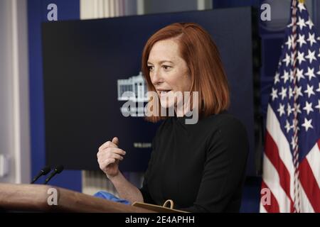 Le secrétaire de presse de la Maison Blanche, Jen Psaki, tient un briefing de presse dans la salle Brady de la Maison Blanche à Washington, DC, le vendredi 22 janvier 2021. Crédit : Ken Cedeno/Pool via le secrétaire de presse de la Maison-Blanche, Jen Psaki, dirige un briefing de presse dans la salle de presse Brady de la Maison-Blanche à Washington, DC, le vendredi 22 janvier 2021. Crédit : Ken Cedeno/Pool via CNP/MediaPunch Banque D'Images