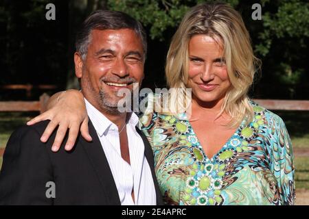 EXCLUSIVE, Sophie Fier et son mari assistent à la fête du jardin à la mémoire de la star pop Michael Jackson organisée par Pascal Renouard de Vallière Conseiller en relations internationales à la 'Domaine de Beauregard' près de Paris, France, le 14 juillet 2009. Photo de Benoit Pinguet/ABACAPRESS.COM Banque D'Images