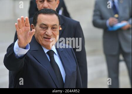 Photo du dossier - le président égyptien Hosni Mubarak quitte l'Elysée après un déjeuner avec le président français à Paris, en France, le 21 juillet 2009. Moubarak a été libéré de l'hôpital militaire de Maadi, au Caire, le 24 mars 2017, où il a été détenu depuis six ans, a déclaré son avocat. L'ancien dirigeant égyptien a été renversé en 2011 et fut le premier à être jugé à la suite des soulèvements du Printemps arabe qui ont balayé la région. Un tribunal d'appel de haut niveau a autorisé Moubarak, 88 ans plus tôt ce mois-ci, à avoir été accusé d'avoir tué des manifestants lors du soulèvement de 2011, qui a mis fin à ses 30 ans de règne. Photo de Mousse/ABAC Banque D'Images