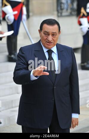 Photo du dossier - le président égyptien Hosni Moubarak s'entretient avec la presse après un déjeuner avec le président français à l'Elysée, à Paris, en France, le 21 juillet 2009. Moubarak a été libéré de l'hôpital militaire de Maadi, au Caire, le 24 mars 2017, où il a été détenu depuis six ans, a déclaré son avocat. L'ancien dirigeant égyptien a été renversé en 2011 et fut le premier à être jugé à la suite des soulèvements du Printemps arabe qui ont balayé la région. Un tribunal d'appel de haut niveau a autorisé Moubarak, 88 ans plus tôt ce mois-ci, à avoir été accusé d'avoir tué des manifestants lors du soulèvement de 2011, qui a mis fin à ses 30 ans de règne. P Banque D'Images