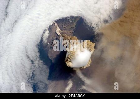 Une orbite fortuite de la Station spatiale internationale a permis aux astronautes cette vue saisissante du volcan Sarychev (îles Kouriles de Russie‰, au nord-est du Japon) à un stade précoce de l'éruption le 12 juin 2009. Sarychev Peak est l'un des volcans les plus actifs de la chaîne de l'île Kuril et est situé à l'extrémité nord-ouest de l'île Matua. Avant juin 12, la dernière éruption explosive s'était produite en 1989, avec des éruptions en 1986, 1976, 1954 et 1946 produisant également des coulées de lave. Les vols commerciaux ont été détournés de la région afin de minimiser le risque de défaillance du moteur dû à l'admission de cendres. Ce d Banque D'Images