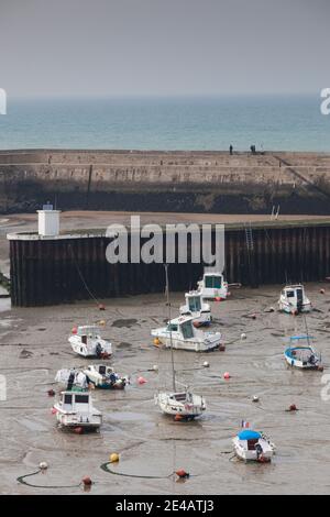 Vue imprenable sur les bateaux à marée basse, Port-en-Bessin-Huppain, plages du jour J, Calvados, Normandie, France Banque D'Images