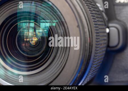 Objectif de l'appareil photo avec zoom et bague de mise au point, vue rapprochée. Banque D'Images