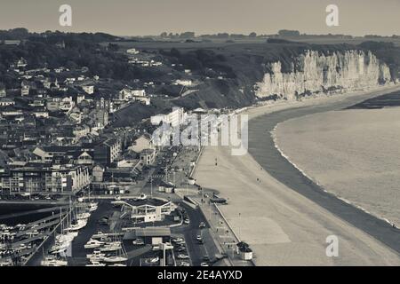 Vue surélevée de la ville au crépuscule, Fecamp, département Seine-Maritime, Normandie, France Banque D'Images