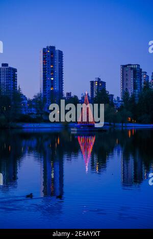 Arbre de Noël, Lost Lagoon, parc Stanley, Vancouver (Colombie-Britannique), Canada Banque D'Images