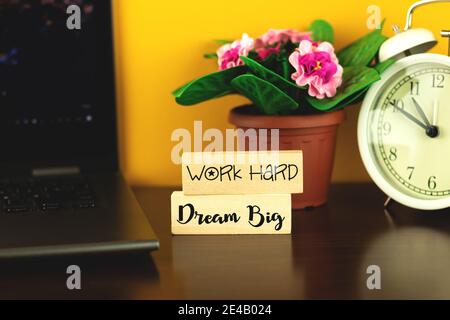 Travaillez dur rêve de grands slogans et citations pour le travail, le lieu de travail et le lieu de travail photo conceptuelle avec des chevilles en bois Banque D'Images