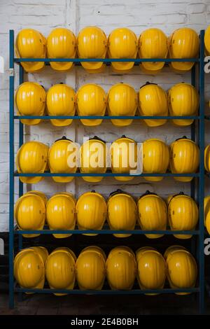 Casques de mineurs dans le musée minier de Delloye Coal, Centre Historique minier, Lewarde, Flandre française, Nord, Nord-pas-de-Calais, France Banque D'Images