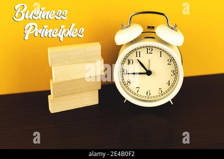 Modèle conceptuel des principes de l'entreprise pour la croissance, la stratégie ou les plans de l'entreprise, réveil sur une table, photo de thème de temps Banque D'Images
