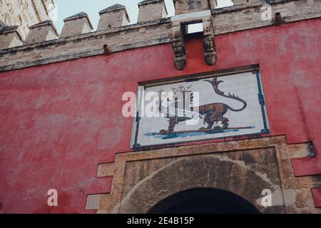 Séville, Espagne - 19 janvier 2020 : panneau Lion sur la porte Puerta del Leon à Alcazar de Séville, un palais royal construit pour le roi chrétien Pierre de Cast Banque D'Images