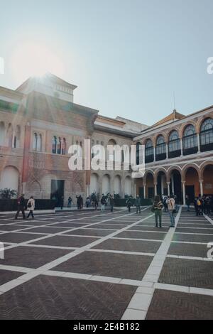 Séville, Espagne - 19 janvier 2020 : personnes marchant sur le patio de la Monteria dans l'Alcazar de Séville, un palais royal construit pour le roi chrétien Pierre Banque D'Images