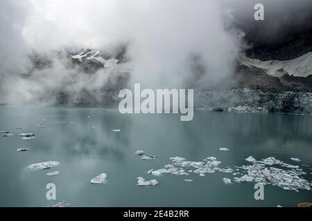 Lac Glacier avec de petites banquise, brouillard Banque D'Images