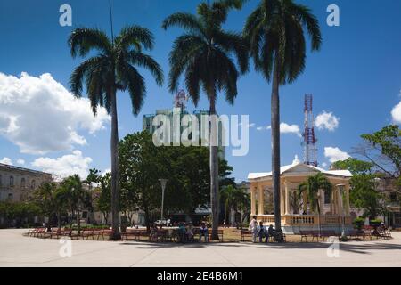 Touristes dans le parc Parque Vidal avec l'Hôtel Santa Clara libre en arrière-plan, Santa Clara, Cuba Banque D'Images