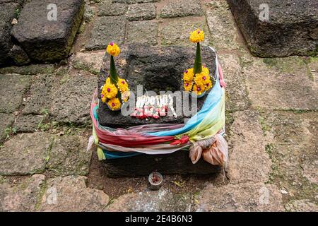 L'autel rituel avec décoration dans la zone d'un temple bouddhiste. Banque D'Images