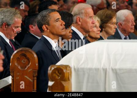 Le dossier à drapé blanc du sénateur Edward Kennedy se trouve devant l'ancien président (G-D) George W. Bush, le président Barack Obama et la première dame Michelle Obama, le vice-président Joseph Biden et sa femme Jill, L'ancienne première dame Rosalynn carter et l'ancien président Jimmy carter . pendant les funérailles du sénateur américain Edward Kennedy à la Basilique de notre Dame de l'aide perpétuelle à Boston, Massachusetts le 29 août 2009. Le sénateur Kennedy est décédé mardi dernier après une bataille contre le cancer. Photo de la piscine par Brian Snyder/ABACAPRESS.COM (en photo : George W. Bush, Barack Obama, Michelle Obama, Joseph Biden, Jill Banque D'Images