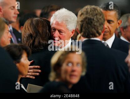 L'ancien président Bill Clinton épouse le sénateur Edward Kennedy Vicki Reggie Kennedy (L) en tant que son fils Edward Kennedy Jr (2e R) parle au président Barack Obama (R). Pendant les funérailles du sénateur américain Edward Kennedy à la Basilique de notre-Dame de l'aide perpétuelle à Boston, Massachusetts le 29 août 2009. Le sénateur Kennedy est décédé mardi dernier après une bataille contre le cancer. Photo de la piscine par Brian Snyder/ABACAPRESS.COM (en photo : Bill Clinton , Vicki Reggie Kennedy, Edward Kennedy Jr , Barack Obama) Banque D'Images