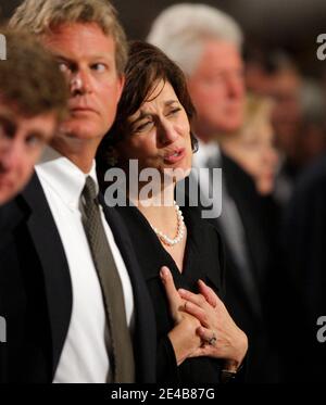 Vicki Reggie Kennedy, veuve d'Edward Kennedy, met ses mains sur son cœur pour remercier le ténor Placido Domingo d'avoir chanté « Panis Angelicus » de Franck à la communion, alors qu'elle se trouve à côté de son fils Edward Kennedy Jr. Pendant les funérailles du sénateur américain Edward Kennedy à la Basilique de notre-Dame De l'aide permanente à Boston, Massachusetts, le 29 août 2009. Le sénateur Kennedy est décédé mardi dernier après une bataille contre le cancer. Photo de la piscine par Brian Snyder/ABACAPRESS.COM (photo : Vicki Reggie Kennedy)' Banque D'Images