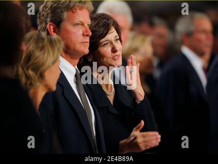 Vicki Reggie Kennedy, veuve du sénateur Edward Kennedy, jette un baiser pour remercier le ténor Placido Domingo d'avoir chanté « Panis Angelicus » de Franck à la communion, alors qu'elle se trouve à côté de la fille de Kennedy Kara Allen (L) et du fils Edward Kennedy Jr. (C) pendant. Pendant les funérailles du sénateur américain Edward Kennedy à La basilique notre-Dame de l'aide perpétuelle à Boston, Massachusetts 29 août 2009. Le sénateur Kennedy est décédé mardi dernier après une bataille contre le cancer. Photo de piscine par Brian Snyder/ABACAPRESS.COM (en photo : Vicki Reggie Kennedy , Placido Domingo , Kara Kennedy Allen, Edward Kennedy Jr. )' Banque D'Images