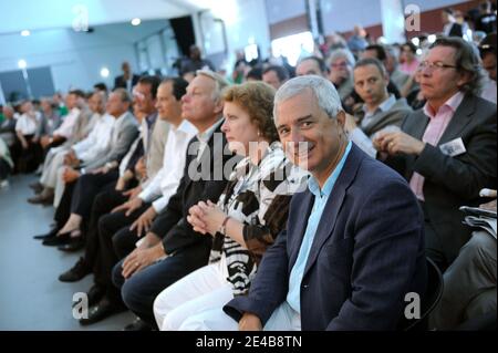 Le 30 août 2009, Claude Bartolone, président du Conseil régional de Seine-Saint-Denis du Parti socialiste français, assiste à la troisième journée de l'université d'été du parti à la Rochelle, dans l'ouest de la France. Photo de Mousse/ABACAPRESS.COM Banque D'Images