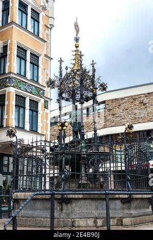 Holzmarktbrunnen avec la figure du jeune Oscar Winter devant le Leibnizhaus am Holzmarkt à Hanovre, Allemagne Banque D'Images