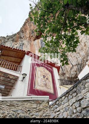 Le monastère Elonis a été fondé au XVe siècle. Il adhère littéralement aux parois rocheuses accidentées de Parnos, Arcadia, Péloponnèse, Grèce Banque D'Images