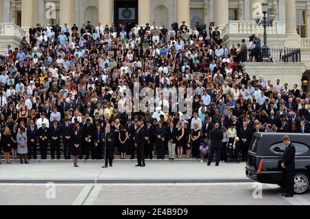 Le corbillard portant le sénateur Ted Kennedy arrive au Capitole des États-Unis devant les marches du Sénat pendant le cortège funéraire le samedi 29 août 2009. Sur les marches se trouvent les amis, le personnel et les membres du congrès. Photo de piscine par Ricky Carioti/ABACAPRESS.COM Banque D'Images