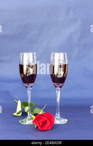 verres à vin rose rouge sur fond bleu, concept de jour de saint valentin Banque D'Images