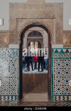 Séville, Espagne - 19 janvier 2020 : vue à travers l'arche du hall Alcazar de Séville, un palais royal construit pour le roi chrétien Pierre de Castille Banque D'Images