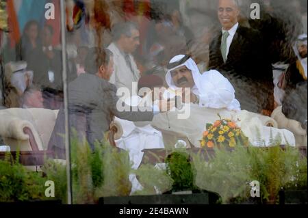 Le roi Abdallah II de Jordanie (L) prend une photo de l'émir cheikh Hamad Bin Khalifa Al Thani du Qatar avec Hugo Chavez Frias du Venezuela avant un défilé militaire organisé à Tripoli, en Libye, le 1er septembre 2009, dans le cadre de nombreuses festivités pour célébrer le 40e anniversaire de la révolution « Al Fateh », Dirigé par Mouammar Kadhafi, le 1er septembre 1969. La parade comprenait des groupes de nombreux pays, dont la Légion française Etrangère et a été suivie par de nombreux chefs d'État. Photo par Ammar Abd Rabbo/ABACAPRESS.COM Banque D'Images