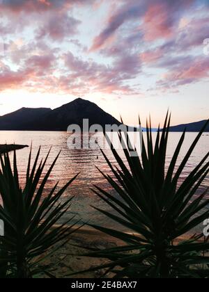 Vue sur le son de près de deux kilomètres de large qui sépare l'île de Kalamos du continent. Mer Ionienne, centre de la Grèce Banque D'Images