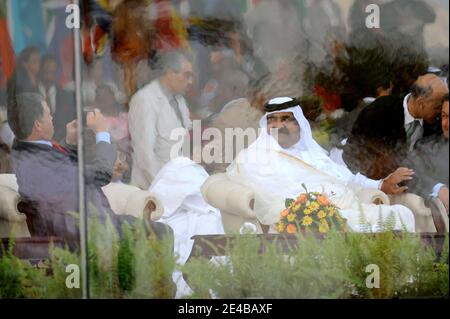 Le roi Abdallah II de Jordanie (L) prend une photo de l'émir cheikh Hamad Bin Khalifa Al Thani du Qatar avec Hugo Chavez Frias du Venezuela avant un défilé militaire organisé à Tripoli, en Libye, le 1er septembre 2009, dans le cadre de nombreuses festivités pour célébrer le 40e anniversaire de la révolution « Al Fateh », Dirigé par Mouammar Kadhafi, le 1er septembre 1969. La parade comprenait des groupes de nombreux pays, dont la Légion française Etrangère et a été suivie par de nombreux chefs d'État. Photo par Ammar Abd Rabbo/ABACAPRESS.COM Banque D'Images