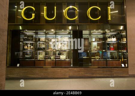 Lugano, Suisse - 14 janvier 2021 : vue de face du magasin Gucci de la boutique située via Nassa à Lugano, Suisse. Gucci est connu pour salut Banque D'Images