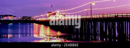 Jetée illuminée au crépuscule, Stearns Wharf, Santa Barbara, Californie, États-Unis Banque D'Images