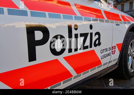 Lugano, Tessin, Suisse - 14 janvier 2021 : gros plan de l'inscription Polizia Città Lugano (ville de police de Lugano) sur une porte de voiture Banque D'Images