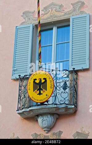 Lugano, Suisse - 14 janvier 2021 : vue rapprochée des armoiries du consulat Honoraire de la République fédérale d'Allemagne devant une belle Banque D'Images