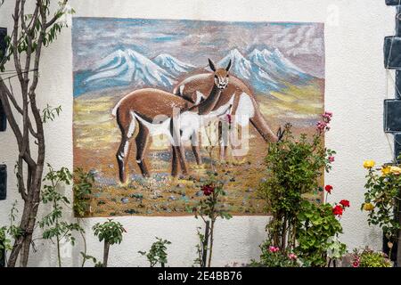 Restaurant Urinsaya à Chivay, une petite ville dans les Andes péruviennes où la plupart des gens passent la nuit avant d'aller voir La Croix du Condor Banque D'Images