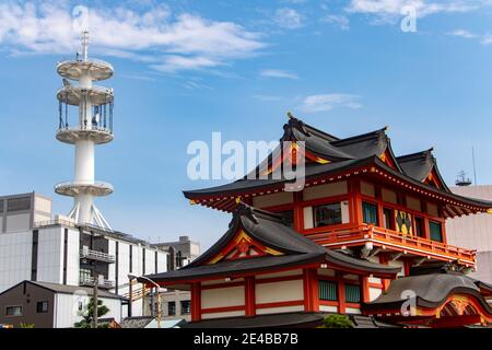 Architecture traditionnelle avec tour de télécommunication moderne dans la ville de Kobe, Japon Banque D'Images