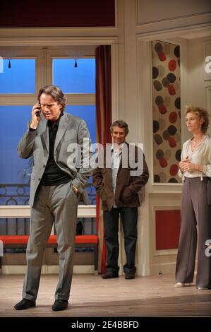 François Eric Gendron, Manuel Gelin et Mathilde Penin lors de l'appel-rideau des hommes Preferent Mentir qui s'est tenu au Théâtre Saint-Georges à Paris, France, le 2 septembre 2009. Photo de Giancarlo Gorassini/ABACAPRESS.COM Banque D'Images