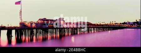 Jetée illuminée au crépuscule, Stearns Wharf, Santa Barbara, Californie, États-Unis Banque D'Images