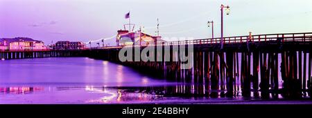 Jetée illuminée au crépuscule, Stearns Wharf, Santa Barbara, Californie, États-Unis Banque D'Images