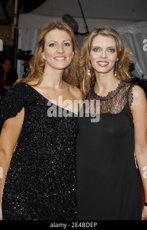 Sylvie Tellier et sa sœur Anne-Sophie posent au Centre International de Deauville avant la projection du film 'Julie et Julia' lors du 35ème Festival du film américain à Deauville, Normandie, le 5 septembre 2009. Photo de Denis Guignebourg/ABACAPRESS.COM Banque D'Images
