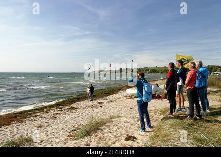 Kite surfeurs sur la plage de la mer Baltique, surf oasis Klein Zicker, péninsule de Mönchgut, Thiessower Haken, Mer Baltique, Ile de Ruegen, Mecklembourg-Poméranie occidentale, Allemagne Banque D'Images