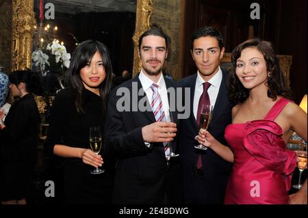 EXCLUSIF. Le prince belge Edouard de ligne la Tremoille avec la femme nouvellement mariée l'actrice italienne Isabella Orsini et le frère d'Edouard le prince Charles-Joseph et sa petite amie à Antoing, Belgique, le 2 septembre 2009. Le mariage civil a été célébré à l'hôtel de ville par le Bourgmestre d'Antoing, Bernard Bowens et avec le témoin d'Isabella, Livia Lupatelli et le témoin d'Edouard, Alex Vanopbroeke, ainsi que des membres de la famille et des parents. Après la cérémonie, le nouveau couple de Prince wed a rencontré la foule et a offert un cocktail aux habitants du village dans leur château. Le mariage religieux aura lieu à Antoing Banque D'Images