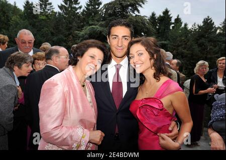 EXCLUSIF. Le prince belge Edouard de ligne la Tremoille avec la femme nouvellement mariée l'actrice italienne Isabella Orsini et la mère d'Edouard princesse Alyette de Croy-Roeulx à Antoing, Belgique, le 2 septembre 2009. Le mariage civil a été célébré à l'hôtel de ville par le Bourgmestre d'Antoing, Bernard Bowens et avec le témoin d'Isabella, Livia Lupatelli et le témoin d'Edouard, Alex Vanopbroeke, ainsi que des membres de la famille et des parents. Après la cérémonie, le nouveau couple de Prince wed a rencontré la foule et a offert un cocktail aux habitants du village dans leur château. Le mariage religieux aura lieu à Antoing sur Septe Banque D'Images