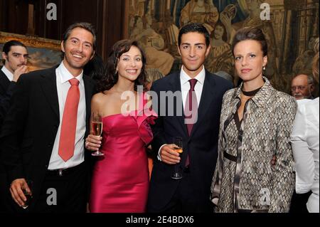 EXCLUSIF. Le prince belge Edouard de ligne la Tremoille avec la femme nouvellement mariée l'actrice italienne Isabella Orsini et le témoin d'Isabella, Livia Lupatelli et le témoin d'Edouard Alex Vanopbroeke à Antoing, Belgique, le 2 septembre 2009. Le mariage civil a été célébré à l'hôtel de ville par le Bourgmestre d'Antoing, Bernard Bowens et avec le témoin d'Isabella, Livia Lupatelli et le témoin d'Edouard, Alex Vanopbroeke, ainsi que des membres de la famille et des parents. Après la cérémonie, le nouveau couple de Prince wed a rencontré la foule et a offert un cocktail aux habitants du village dans leur château. Le mariage religieux prendra Banque D'Images