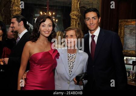 EXCLUSIF. Le prince belge Edouard de ligne la Tremoille avec la femme nouvellement mariée l'actrice italienne Isabella Orsini et la grand-mère d'Edouard princesse de ligne la Tremoille à Antoing, Belgique, le 2 septembre 2009. Le mariage civil a été célébré à l'hôtel de ville par le Bourgmestre d'Antoing, Bernard Bowens et avec le témoin d'Isabella, Livia Lupatelli et le témoin d'Edouard, Alex Vanopbroeke, ainsi que des membres de la famille et des parents. Après la cérémonie, le nouveau couple de Prince wed a rencontré la foule et a offert un cocktail aux habitants du village dans leur château. Le mariage religieux aura lieu à Antoing on S. Banque D'Images