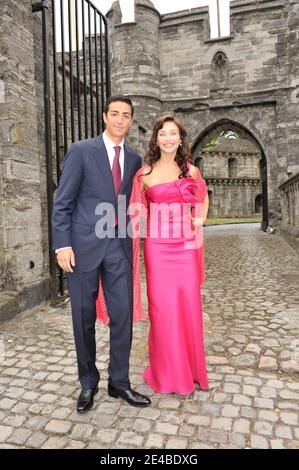 EXCLUSIF. Le prince belge Edouard de ligne la Tremoille est le mariage avec l'actrice italienne Isabella Orsini à Antoing, en Belgique, le 2 septembre 2009. Le mariage civil a été célébré à l'hôtel de ville par le Bourgmestre d'Antoing, Bernard Bowens et avec le témoin d'Isabella, Livia Lupatelli et le témoin d'Edouard, Alex Vanopbroeke, ainsi que des membres de la famille et des parents. Après la cérémonie, le nouveau couple de Prince wed a rencontré la foule et a offert un cocktail aux habitants du village dans leur château. Le mariage religieux aura lieu à Antoing le 5 septembre 2009. Photo de Christophe Guibbbaud/ABACAPRESS.COM Banque D'Images