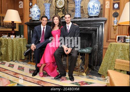 EXCLUSIF. Le prince belge Edouard de ligne la Tremoille avec la femme nouvellement mariée l'actrice italienne Isabella Orsini et le frère d'Edouard le prince Charles-Joseph à Antoing, Belgique, le 2 septembre 2009. Le mariage civil a été célébré à l'hôtel de ville par le Bourgmestre d'Antoing, Bernard Bowens et avec le témoin d'Isabella, Livia Lupatelli et le témoin d'Edouard, Alex Vanopbroeke, ainsi que des membres de la famille et des parents. Après la cérémonie, le nouveau couple de Prince wed a rencontré la foule et a offert un cocktail aux habitants du village dans leur château. Le mariage religieux aura lieu à Antoing le 5 septembre 20 Banque D'Images