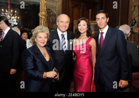 EXCLUSIF. Le prince belge Edouard de ligne la Tremoille avec la femme nouvellement mariée l'actrice italienne Isabella Orsini et les parents d'Isabella Mario Orsini à Antoing, Belgique, le 2 septembre 2009. Le mariage civil a été célébré à l'hôtel de ville par le Bourgmestre d'Antoing, Bernard Bowens et avec le témoin d'Isabella, Livia Lupatelli et le témoin d'Edouard, Alex Vanopbroeke, ainsi que des membres de la famille et des parents. Après la cérémonie, le nouveau couple de Prince wed a rencontré la foule et a offert un cocktail aux habitants du village dans leur château. Le mariage religieux aura lieu à Antoing le 5 septembre 2009. Tél Banque D'Images