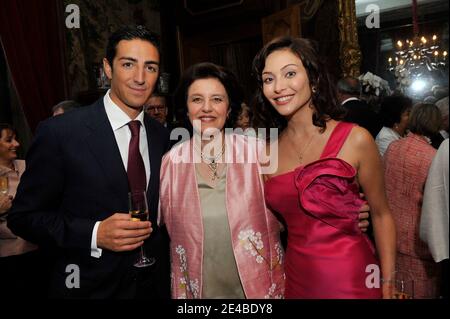 EXCLUSIF. Le prince belge Edouard de ligne la Tremoille avec la femme nouvellement mariée l'actrice italienne Isabella Orsini et la mère d'Edouard princesse Alyette de Croy-Roeulx à Antoing, Belgique, le 2 septembre 2009. Le mariage civil a été célébré à l'hôtel de ville par le Bourgmestre d'Antoing, Bernard Bowens et avec le témoin d'Isabella, Livia Lupatelli et le témoin d'Edouard, Alex Vanopbroeke, ainsi que des membres de la famille et des parents. Après la cérémonie, le nouveau couple de Prince wed a rencontré la foule et a offert un cocktail aux habitants du village dans leur château. Le mariage religieux aura lieu à Antoing sur Septe Banque D'Images