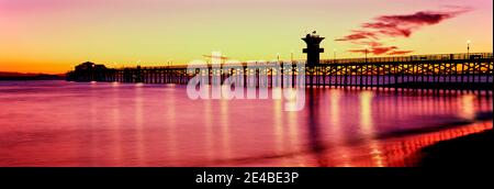 Seal Beach Pier au coucher du soleil, Seal Beach, Orange County, Californie, États-Unis Banque D'Images